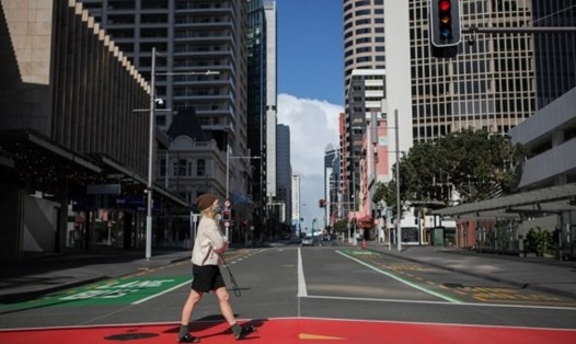 Một phụ nữ đeo khẩu trang đi trên đường phố Auckland, New Zealand ngày 18.8. Ảnh: Tân Hoa Xã
