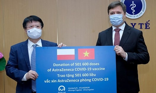 Đại sứ Ba Lan bàn giao cho Bộ Y tế hơn 500.000 liều vaccine COVID-19. Ảnh: Trần Minh