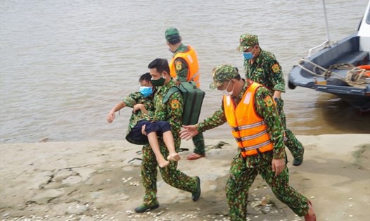 Lực lượng chức năng cứu vớt thành công 2 ngư dân bị chìm tàu trên sông. Ảnh Cổng TTĐT Hải Phòng