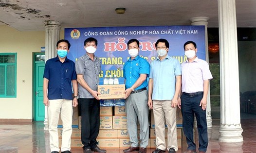 Lãnh đạo Công đoàn Công nghiệp Hoá chất Việt Nam trao hỗ trợ cho đại diện đoàn CNLĐ gặp khó khăn do COVID-19. Ảnh: CĐHC