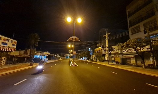 Tỉnh Cà Mau chính thức giãn cách xã hội theo Chỉ thị 16, đề nghị người dân hạn chế ra đường vào ban đêm. Ảnh: Nhật Hồ