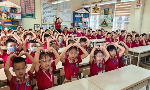 Học sinh lớp 1 trường Tiểu học Chu Văn An (TP Nam Định) trong ngày đầu đến lớp. Ảnh: NTCC