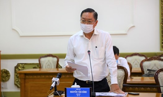Ông Nguyễn Tấn Bỉnh - Giám đốc Sở Y tế TPHCM trong một cuộc họp về tình hình dịch bệnh COVID-19. Ảnh: TTBC