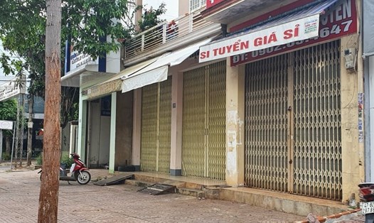 Một số hộ kinh doanh ở TP.Buôn Ma Thuột, tỉnh Đắk Lắk đóng cửa, tạm dừng hoạt động trong mùa dịch COVID-19. Ảnh: Bảo Trung