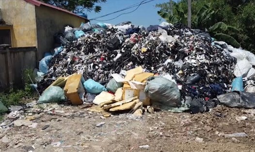 Bãi rác thải sinh hoạt tập trung đặt tại khu Chàng 2, thị trấn Hưng Hà (huyện Hưng Hà, Thái Bình) bị biến thành nơi tập kết rác thải công nghiệp gây mất mỹ quan, ô nhiễm môi trường. Ảnh: T.D