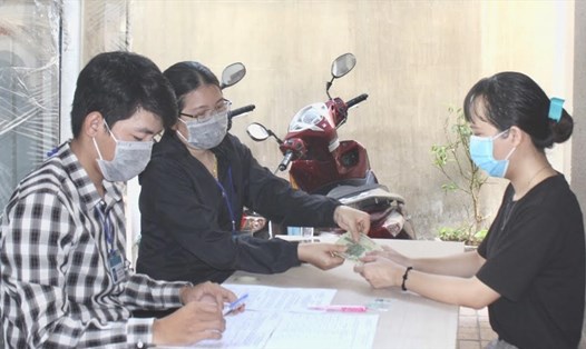 Chi hỗ trợ theo Nghị quyết 68 của Chính phủ đối với người lao động ngừng việc do dịch COVID-19 tại Khánh Hòa. Ảnh: Phương Linh