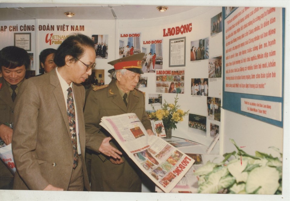 Đại tướng Võ Nguyên Giáp và nguyên TBT Báo Lao Động Phạm Huy Hoàn tại gian trưng bày báo Xuân Lao Động. Ảnh: Hoàng Luật