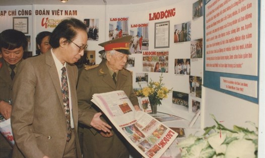 Đại tướng Võ Nguyên Giáp và nguyên TBT Báo Lao Động Phạm Huy Hoàn tại gian trưng bày báo Xuân Lao Động. Ảnh: Hoàng Luật
