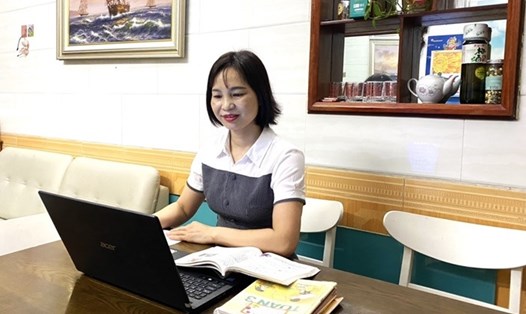 Cô giáo Trần Thị Thanh Hương, Trường Tiểu học Bà Triệu, quận Hai Bà Trưng trong giờ dạy trực tuyến.
