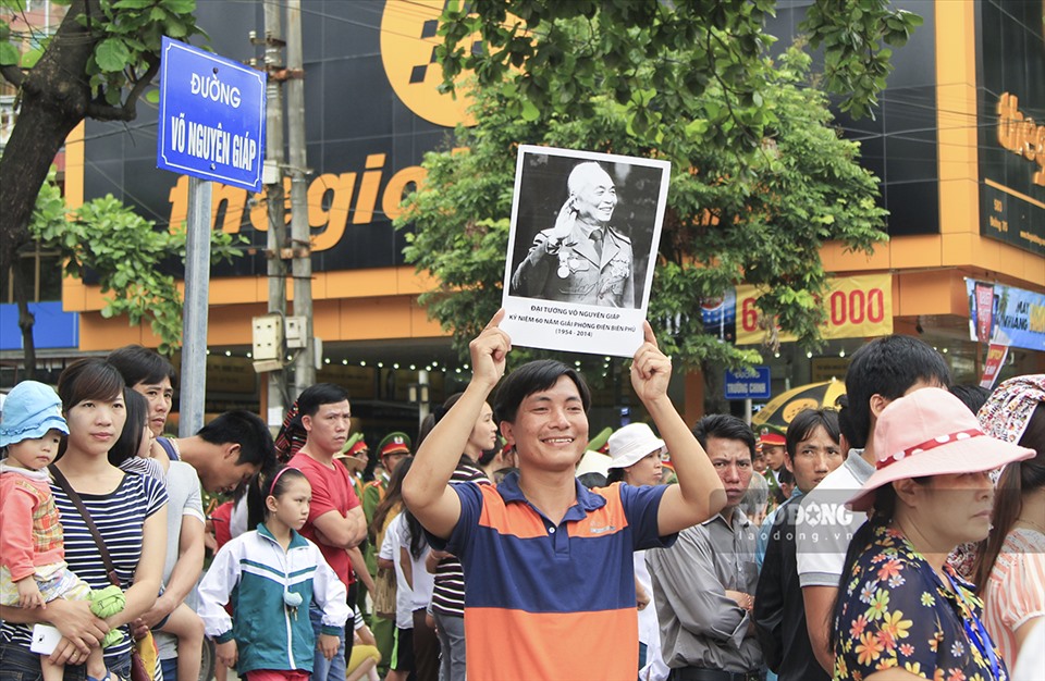 Người dân Điện Biên rước chân dung Đại tướng Võ Nguyên Giáp trong dịp Kỷ niệm 60 năm Chiến thắng Điện Biên Phủ. Ảnh: Văn Thành Chương
