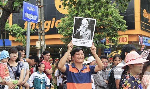 Người dân Điện Biên rước chân dung Đại tướng Võ Nguyên Giáp trong dịp Kỷ niệm 60 năm Chiến thắng Điện Biên Phủ. Ảnh: Văn Thành Chương
