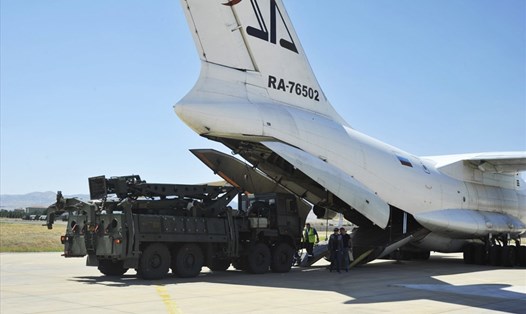 Các bộ phận của hệ thống tên lửa S-400 được máy bay vận tải Nga chở tới sân bay quân sự Murted ở ngoại ô Ankara, Thổ Nhĩ Kỳ, năm 2019. Ảnh: Bộ Quốc phòng Thổ Nhĩ Kỳ