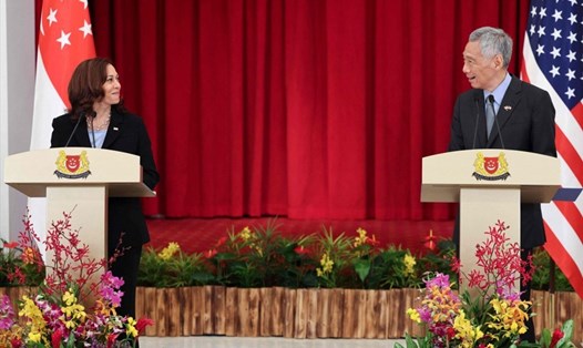 Phó Tổng thống Mỹ Kamala Harris và Thủ tướng Singapore Lý Hiển Long họp báo chung hôm 23.8. Ảnh: AFP
