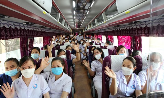 152 nhân viên y tế Hà Tĩnh lên đường ra hỗ trợ Nghệ An lấy mẫu xét nghiệm COVID-19. Ảnh: TT.