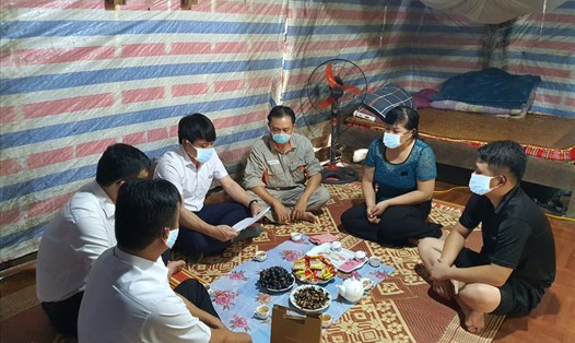 Chủ tịch Công đoàn Công ty điện lực Sơn La Nguyễn Viết Thông thăm hỏi trao hỗ trợ cho thân nhân đoàn viên công đoàn tử vong do bệnh tật. Ảnh: ĐLSL
