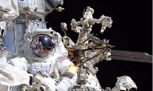 Phi hành gia NASA Mark Vande Hei trong một chuyến đi bộ ngoài không gian Trạm Vũ trụ Quốc tế ISS. Ảnh: NASA