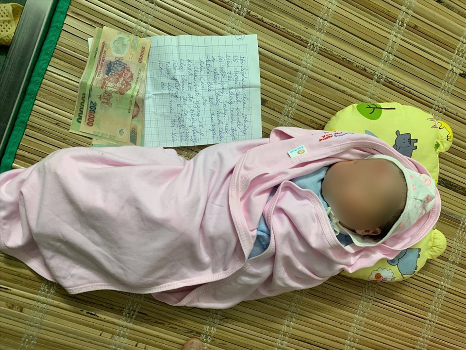 Cháu bé bị bỏ rơi. Ảnh CA xã Hoàng Đan.