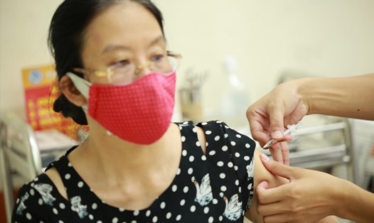 Tiêm vaccine COVID-19 cho người dân ở Hà Nội. Ảnh: Hải Nguyễn