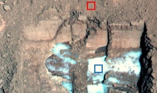 Tuyết chứa đầy bụi do tàu đổ bộ sao Hỏa Phoenix của NASA đào lên từ bên dưới bề mặt vài cm. Ô vuông màu xanh đại diện cho đá và ô màu đỏ là đất. Ảnh: NASA/Đại học Arizona