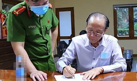 Cựu Chủ tịch Tổng Công ty 3/2 Nguyễn Văn Minh (phải) và con rể chủ mưu trong vụ bán rẻ đất vàng ở tỉnh Bình Dương. Ảnh: Bộ Công an