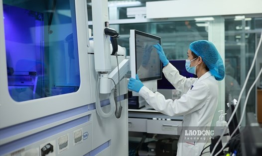 Cán bộ y tế thực hiện xét nghiệm COVID-19 ở Hà Nội. Ảnh: Hải Nguyễn