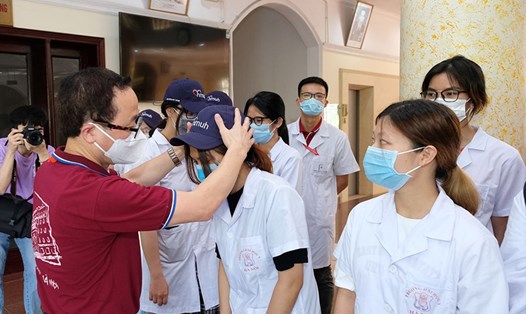 Lãnh đạo Trường Đại học Y Hà Nội trao tặng các đồ phòng hộ chống dịch cho cán bộ và sinh viên của nhà trường lên đường chi viện cho các điểm "nóng" COVID-19. Ảnh: Thái Bình
