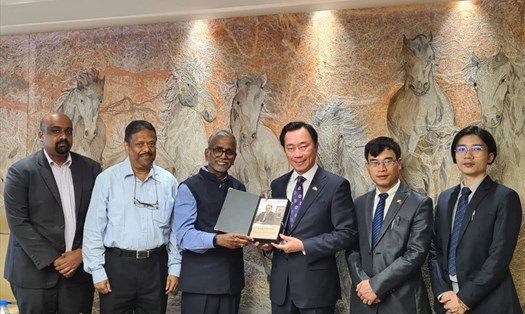 Đại sứ Phạm Sanh Châu và nhóm "Phản ứng nhanh về Thuốc và Vaccine làm việc với Ấn Độ tại Bangalore. Ảnh: Bộ Công thương