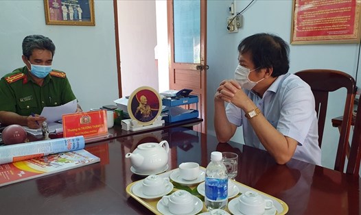 Ông Nguyễn Ngọc Duy, Cục phó Cục Thuế Phú Yên làm việc với cơ quan CSĐT Phú Yên sau khi nghe công bố quyết định khởi tố bị can.