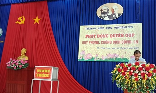 Đồng chí Đặng Văn Chính, Bí Thư Thành ủy, Chủ tịch Hội đồng Nhân dân TP Vĩnh Long, phát động kêu gọi quyên góp ủng hộ quỹ phòng, chống dịch bệnh COVID-19.