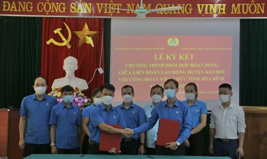 Lễ ký kết chương trình phối hợp hoạt động giữa LĐLĐ huyện Kim Bôi và Công đoàn viên chức tỉnh Hòa Bình diễn ra thành công. Ảnh: Trọng Văn