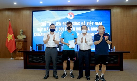 Chủ tịch VFF Lê Khánh Hải tặng quà động viên đội tuyển Việt Nam. Ảnh: VFF