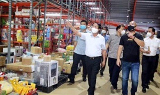 Phó Thủ tướng Lê Văn Thành cùng đoàn công tác kiểm tra tình hình dự trữ hàng hóa tại kho hàng lớn nhất của VinMart/VinMart+.
