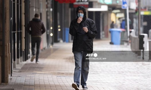 Người đàn ông đeo khẩu trang đi trên phố ở Wellington khi New Zealand đang phong tỏa toàn quốc ngừa COVID-19. Ảnh: AFP