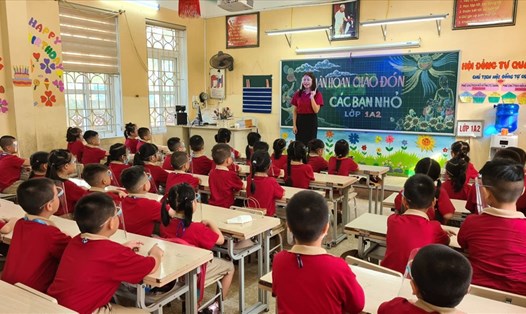 Cô trò học sinh lớp 1 trường TH Chu Văn An (TP Nam Định) trong ngày đầu đến trường. Ảnh: NTCC