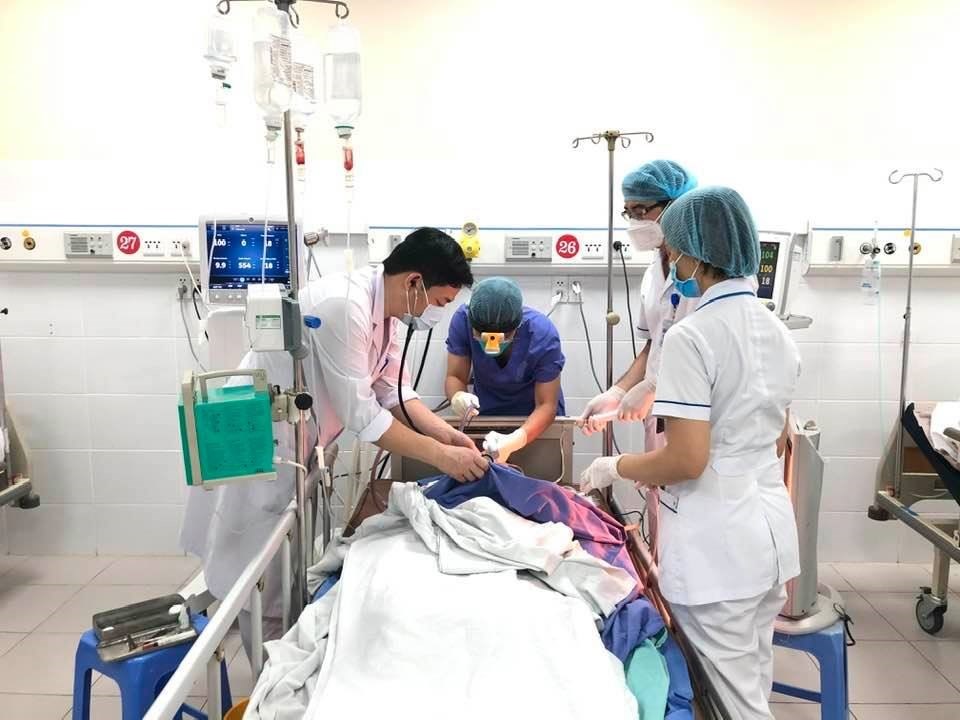 Các bác sĩ kiểm tra sức khoẻ bệnh nhân sau ca mổ. Ảnh: BVCC Các bác sĩ kiểm tra sức khoẻ bệnh nhân sau ca mổ. Ảnh: BVCC
