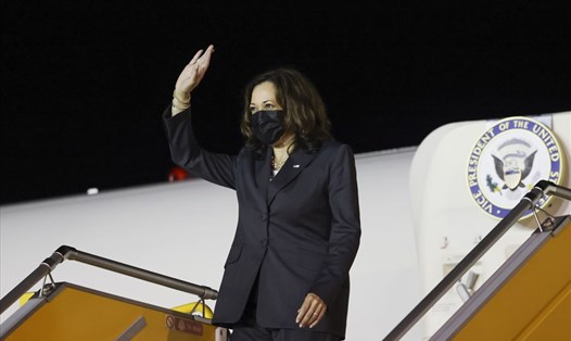 Phó Tổng thống Mỹ Kamala Harris xuống máy bay tại sân bay Nội Bài tối 24.8. Ảnh: AFP