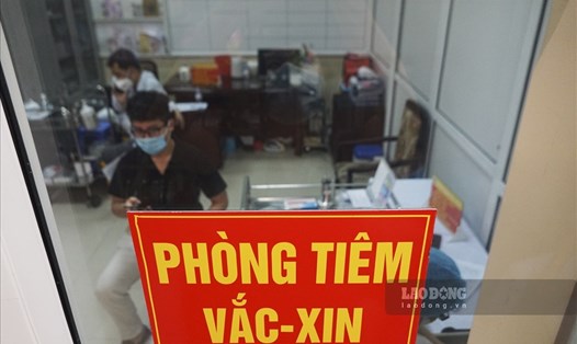 Bí thư Thành ủy Hà Nội Đinh Tiến Dũng chỉ đạo kiểm tra "dịch vụ" tiêm vaccine thần tốc. Ảnh: TG