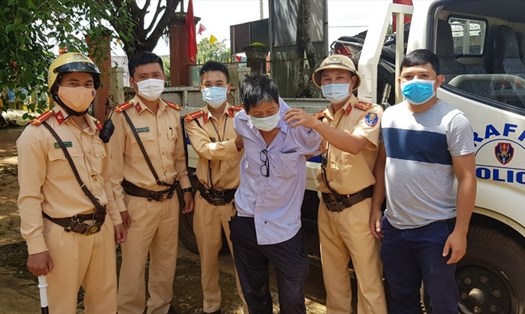 Cảnh sát giao thông Công an huyện Đắk R'lấp bắt giữ đối tượng sau 1 giờ thực hiện vụ trộm cắp xe máy. Ảnh:CACC