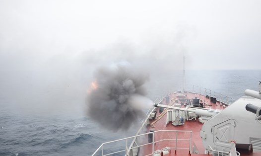 Pháo 176 trên Tàu 016-Quang Trung khai hỏa tiêu diệt mục tiêu tại cuộc thi Cúp biển trong khuôn khổ Army Games 2021. Ảnh: QĐND