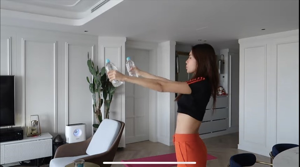 Minh Tú chia sẻ các bài tập. Ảnh: NSCC. Minh Tú chia sẻ các bài tập. Ảnh: NSCC.