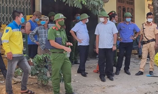 Lực lượng Công an huyện Hướng Hóa và Viện Kiểm sát nhân dân huyện Hướng Hóa có mặt tại hiện trường để điều tra vụ việc. Ảnh: Hưng Thơ.