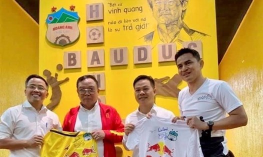 Ông Trần Văn Quỳnh (thứ 2 từ trái qua) rất hâm mộ đội Hoàng Anh Gia Lai. Ảnh: CLB HAGL.