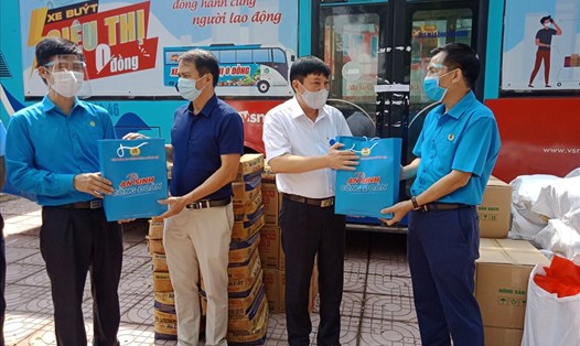 Ngày 25.8, chuyến “Xe buýt siêu thị 0 đồng” do Liên đoàn Lao động  thành phố Hà Nội tổ chức đã trao Túi an sinh Công đoàn cho người lao động trên địa bàn huyện Đông Anh. Ảnh: Ngọc Ánh