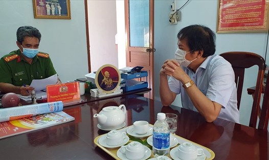 Ông Nguyễn Ngọc Duy, Cục phó Cục Thuế Phú Yên làm việc với cơ quan CSĐT Phú Yên sau khi nghe công bố quyết định khởi tố bị can. Ảnh LDO.