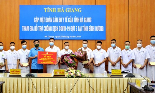 Ông Nguyễn Văn Chung, Tỉnh ủy viên, Chủ tịch Liên đoàn Lao động tỉnh Hà Giang (áo xanh) trao hỗ trợ 60 triệu đồng cho các y bác sĩ. Ảnh: Thành Đồng