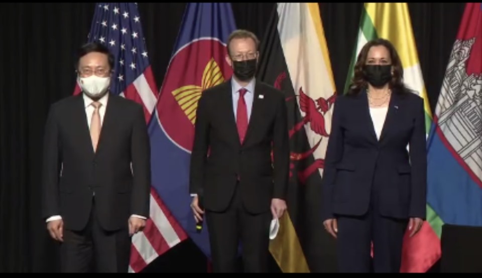 Phó Tổng thống Mỹ Kamala Harris cùng Phó Thủ tướng Phạm Bình Minh trong lễ khai trương Văn phòng khu vực Đông Nam Á của CDC Mỹ tại Hà Nội. Ảnh: V.A