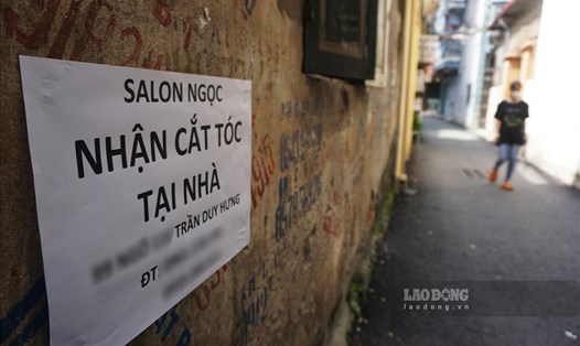 Tờ rơi quảng cáo về dịch vụ cắt tóc tại nhà xuất hiện đường Trung Kính, Cầu Giấy, Hà Nội. Ảnh: Hà Phương