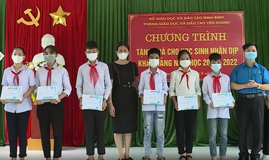 Đại diện lãnh đạo CĐ ngành Giáo dục tỉnh Ninh Bình trao quà cho học sinh có hoàn cảnh khó khăn trên địa bàn huyện Yên Khánh. Ảnh: NT