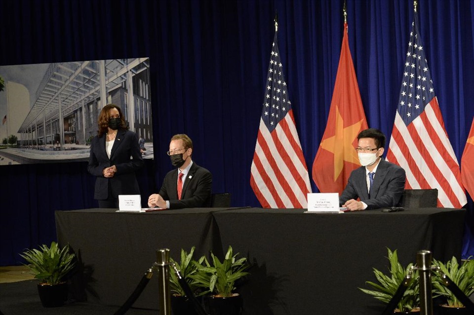 Phó Tổng thống Mỹ Kamala Harris dự lễ ký thoả thuận thuê đất để xây dựng trụ sở mới của Đại sứ quán Mỹ tại Hà Nội, ngày 25.8. Ảnh: ĐSQ Mỹ