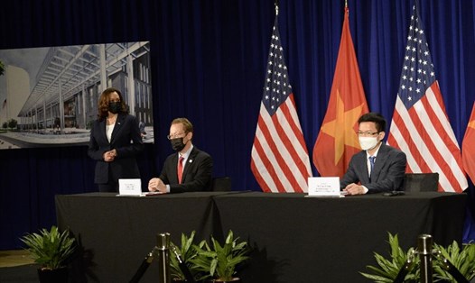 Phó Tổng thống Mỹ Kamala Harris dự lễ ký thoả thuận thuê đất để xây dựng trụ sở mới của Đại sứ quán Mỹ tại Hà Nội, ngày 25.8. Ảnh: ĐSQ Mỹ